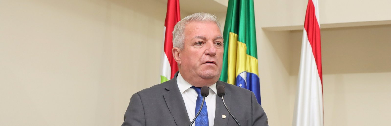 Vereador Dinho discursando na tribuna da Câmara Municipal